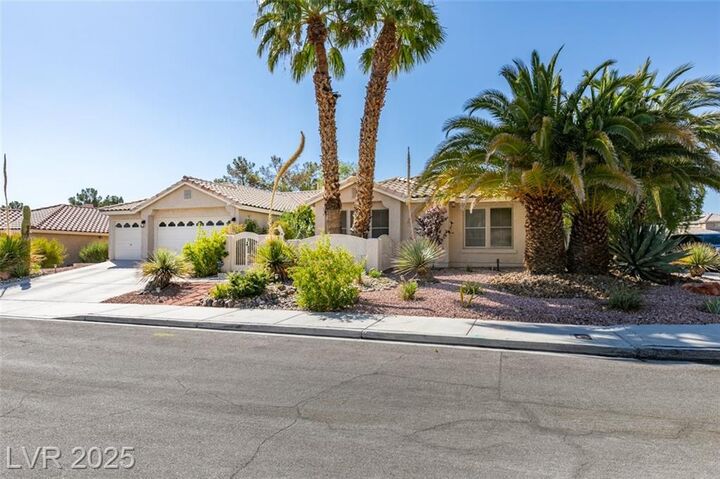 Property Photo: 7813 Waterfalls Avenue NV 89128