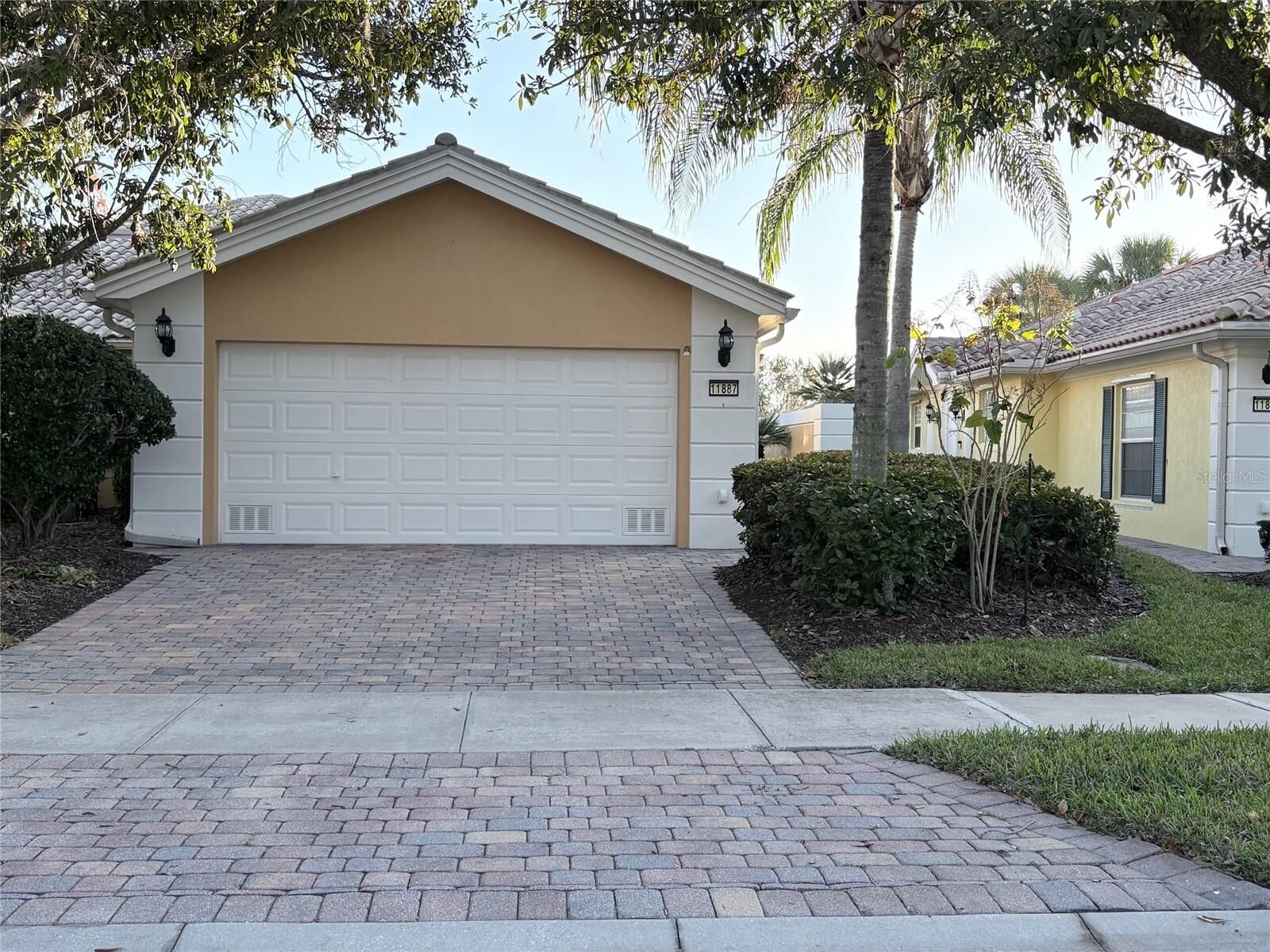 Property Photo:  11887 Delfina Ln  FL 32827 