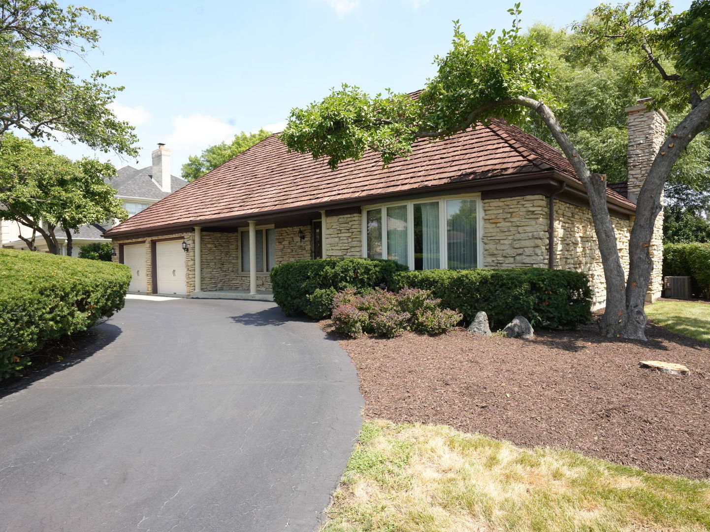 Property Photo: 2S631 Avenue Latours IL 60523
