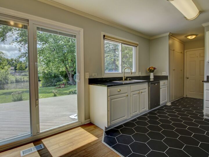 Property Photo: 30W111 Glenhurst Court IL 60555