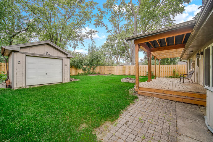 Property Photo: 122 N Woodlawn Street IL 60187