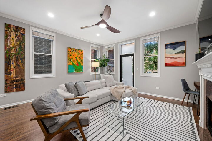 Property Photo:  1225 W Carmen Avenue 1N  IL 60640 