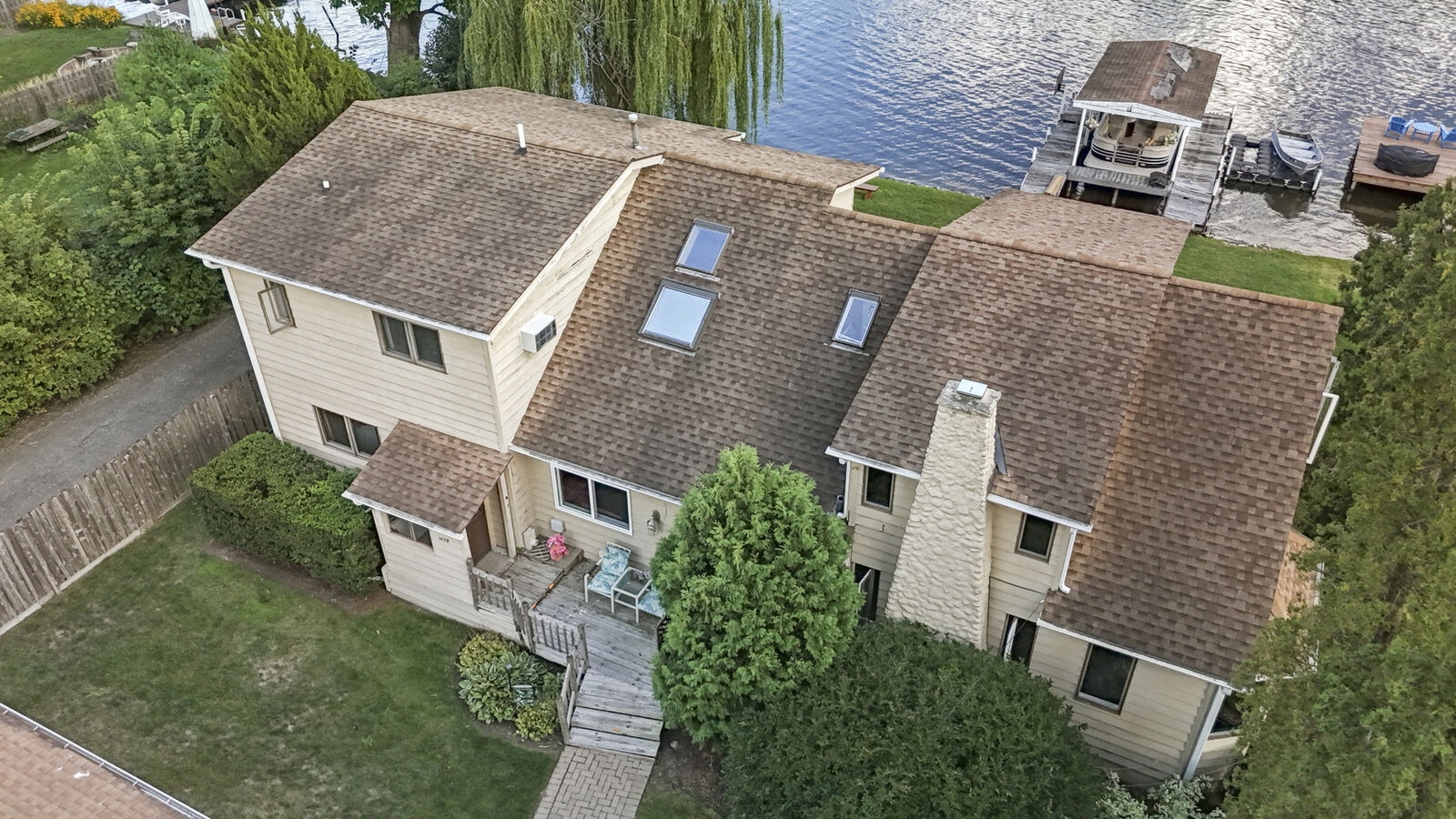 Property Photo: 1439 Lowe Drive IL 60102