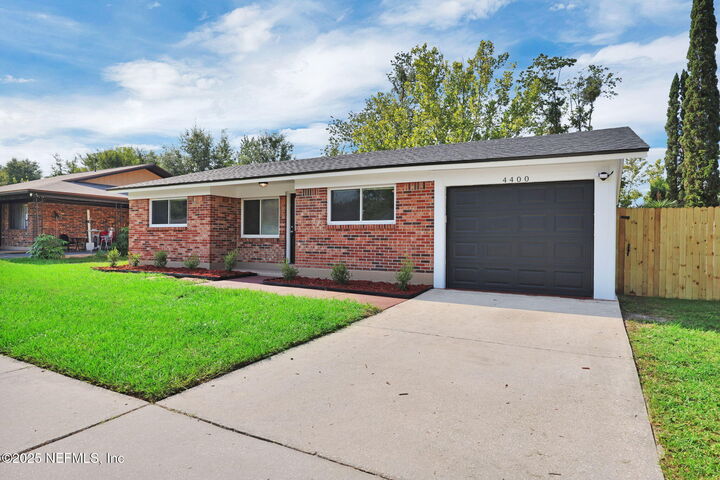 Property Photo:  4400 Bedivere Road  FL 32208 