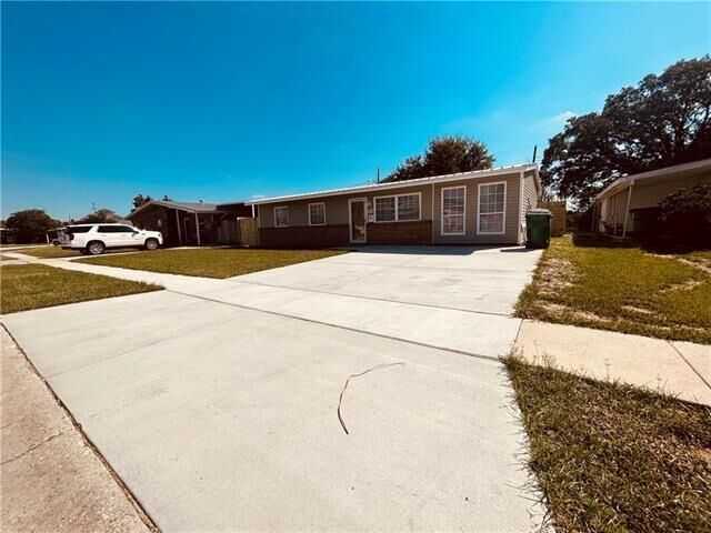 Property Photo: 2124 N Butterfly Circle LA 70056