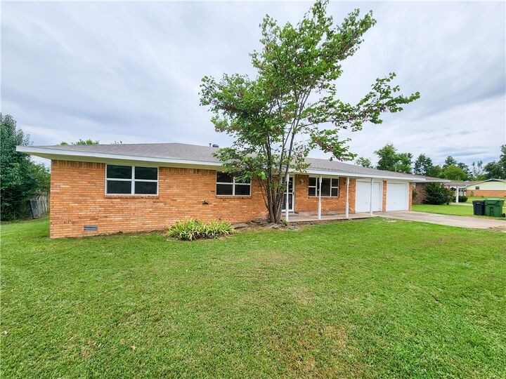 Property Photo:  2004 S 12th Street  AR 72758 