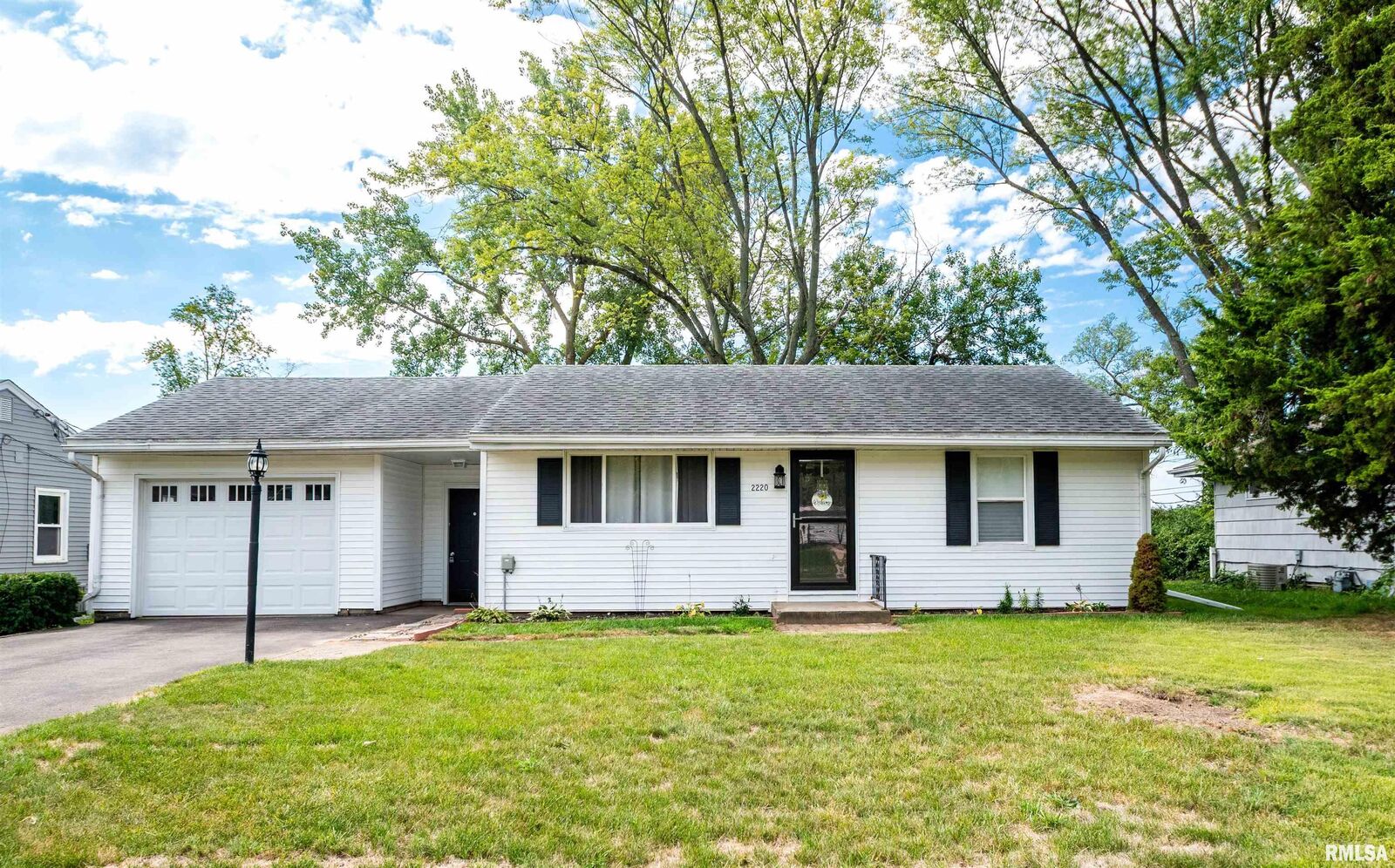 Property Photo: 2220 W Cindy Lane IL 61614