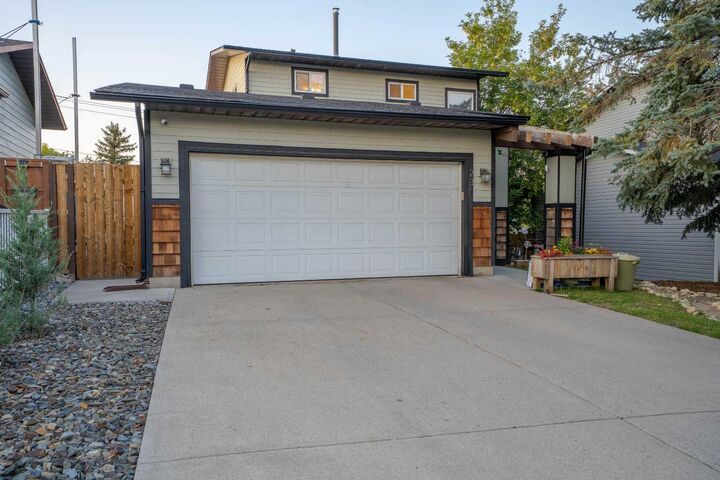Property Photo: 23 Bedwood Place NE AB T3K 1L7