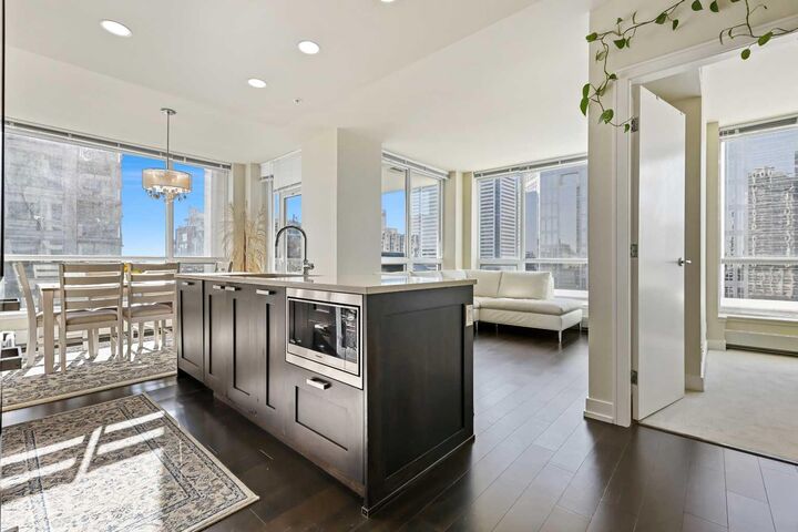 Property Photo:  222 Riverfront Avenue SW 825  AB T2P 0X2 