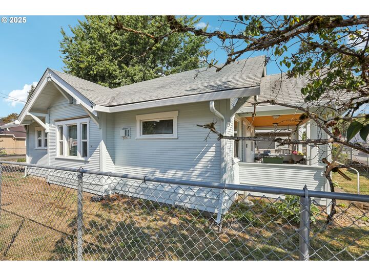 Property Photo:  659 SE Russell St  WA 98607 
