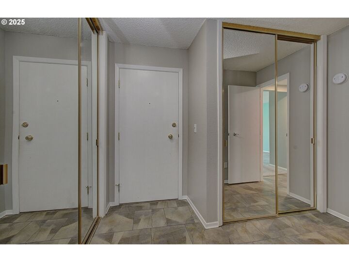 Property Photo: 5585 E Evergreen Blvd 5203 WA 98661