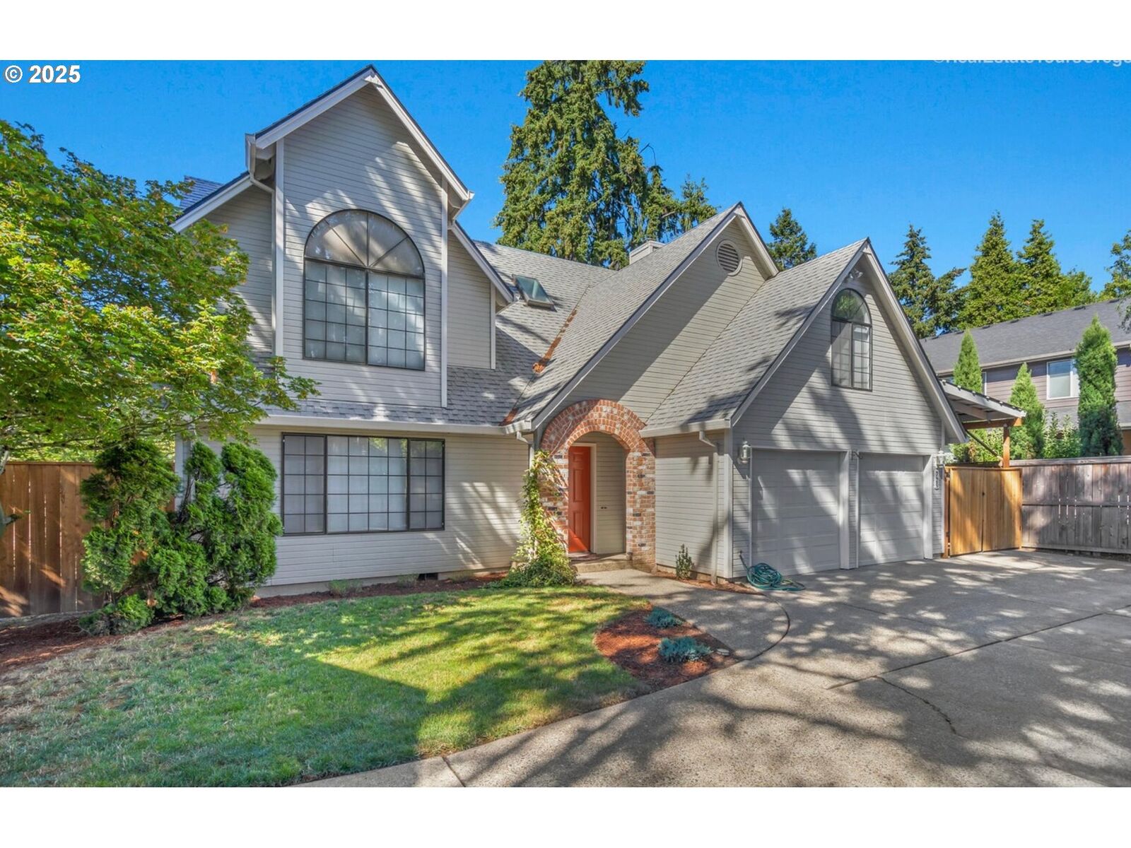 Property Photo: 729 NE Rogahn St OR 97124