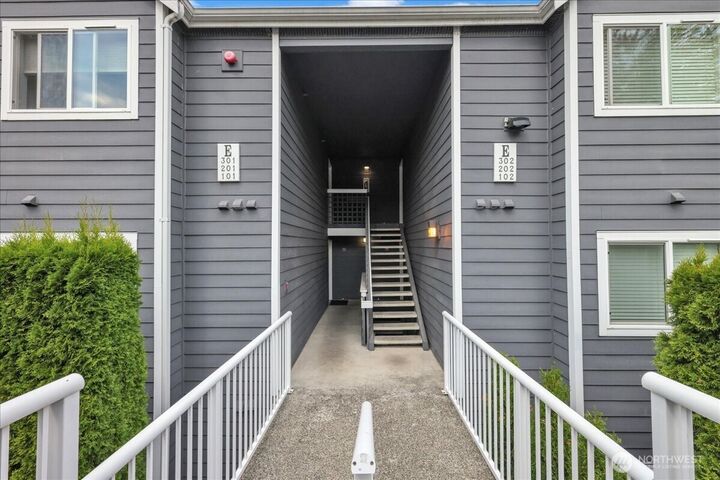 Property Photo: 12510 109th NE E101 WA 98034