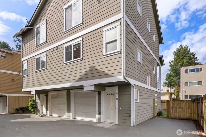 12047  33rd Avenue NE B  Seattle WA 98125 photo