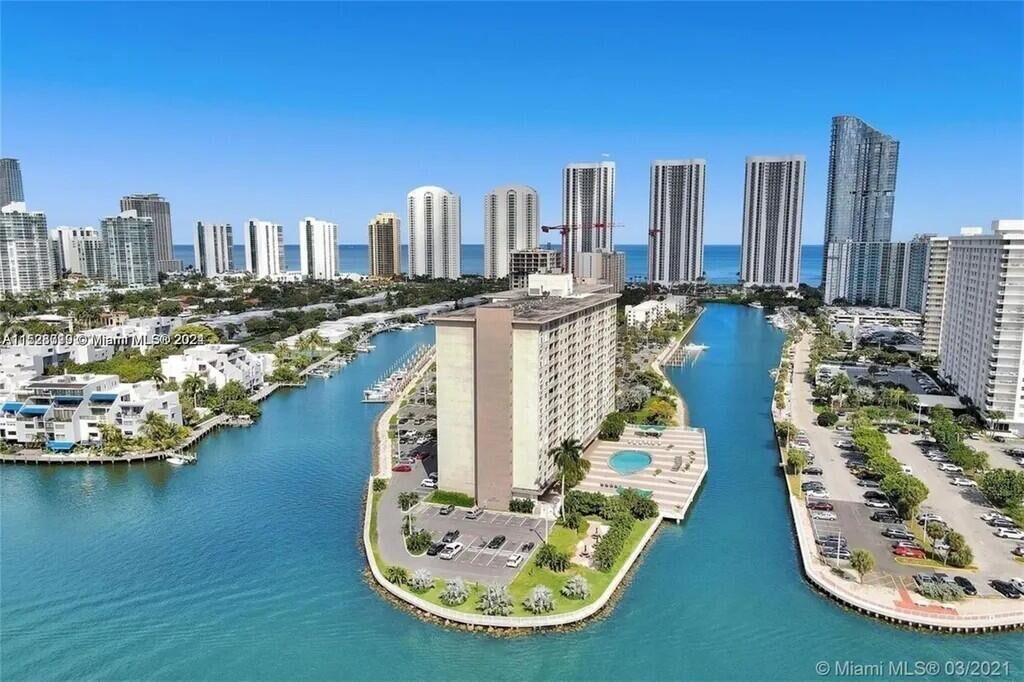Property Photo: 400 Kings Point Drive 1426 FL 33160
