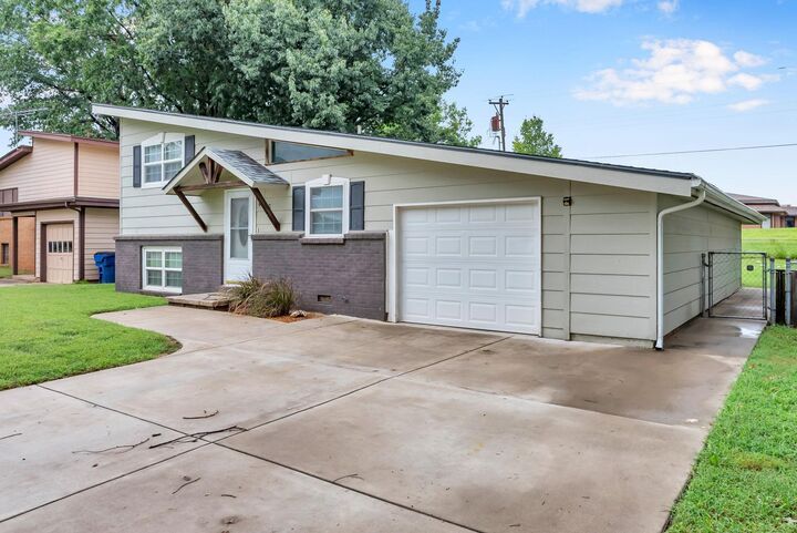 Property Photo:  416 S Westview Dr.  KS 67037-1338 