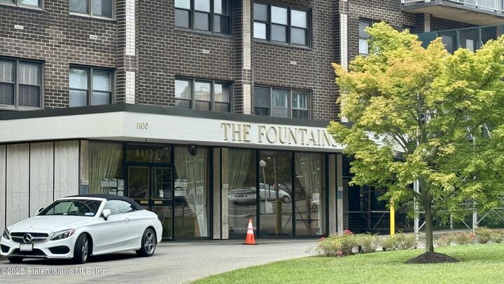 Property Photo: 1100 Clove Road 2B NY 10301