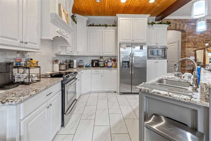 Property Photo: 1550 Lacadie Dr Drive LA 70605