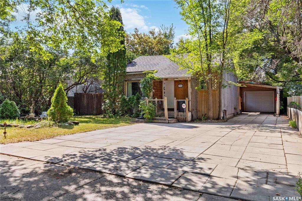 Property Photo: 921 I Avenue N SK S7L 2H4