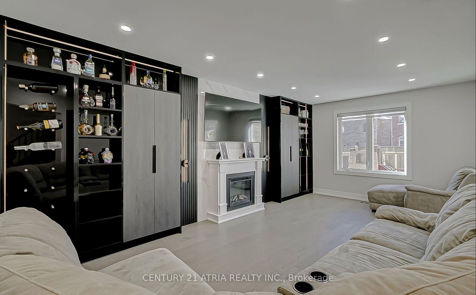 Property Photo: 220 Olde Bayview Avenue ON L4E 3C7