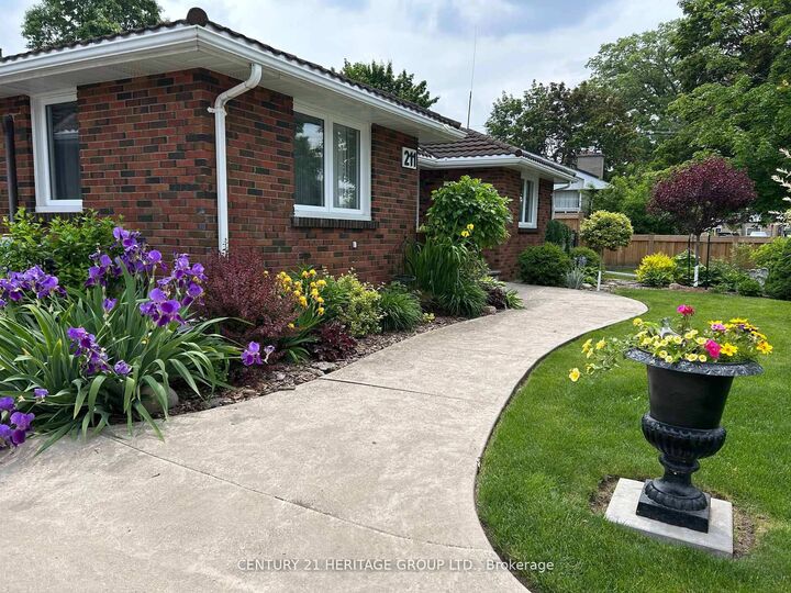 Photo de la propriété: 211 Albert Street W ON L9R 1B6