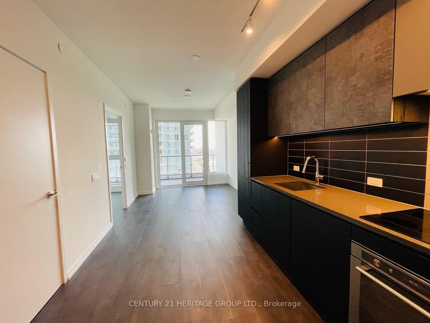 Property Photo:  7890 Jane Street 1810  ON L4K 0K9 