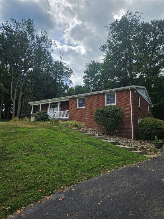 Property Photo:  208 Robin Hood Dr  PA 15642 