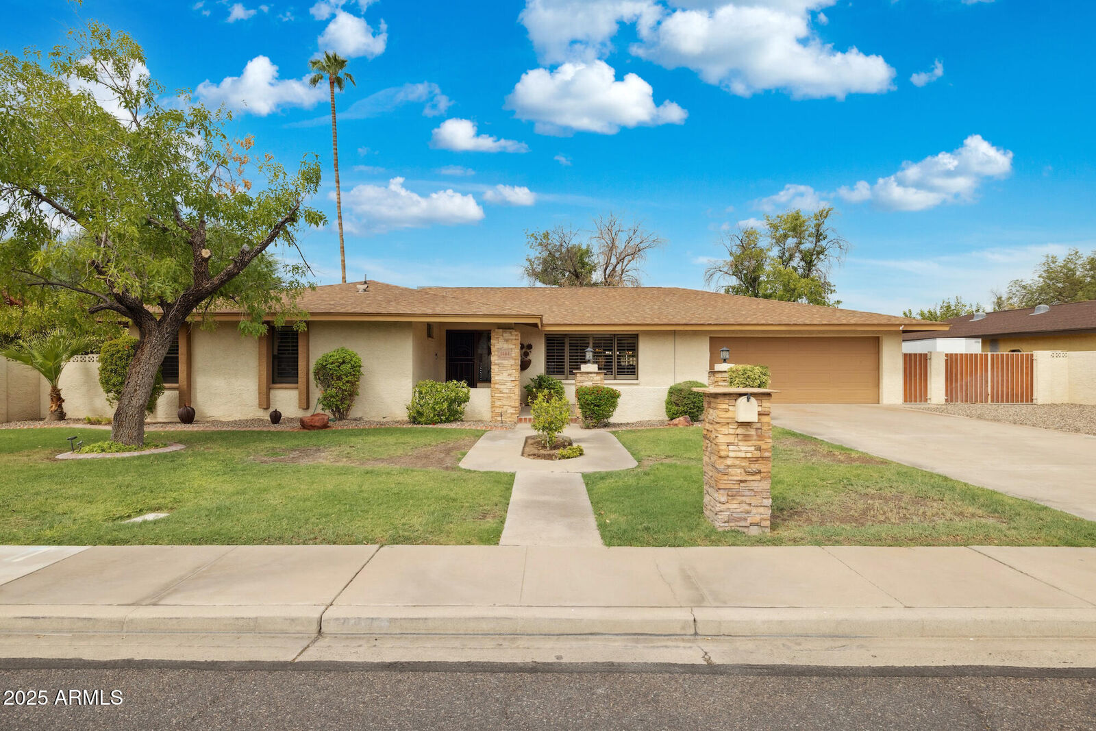 Property Photo: 1464 N 24th Street AZ 85213