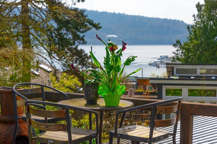 Photo de la propriété:  4477 Strathcona Road  BC V7G 1G7 