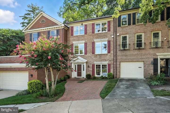 Property Photo:  2319 S Queen Street  VA 22202 