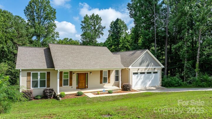 Property Photo: 1210 Kensington Circle NC 28658