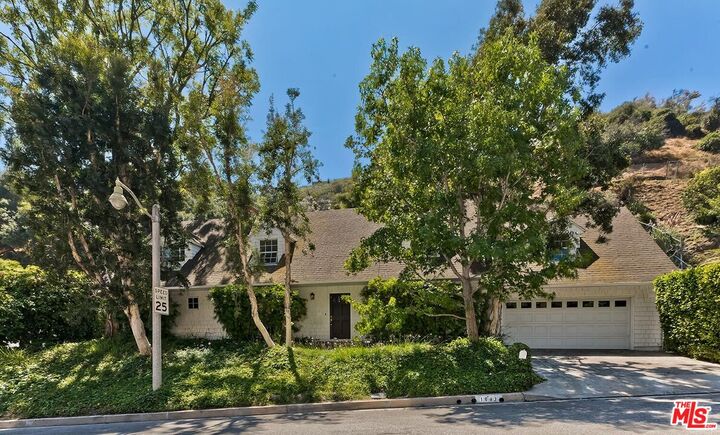 Property Photo:  1041 Chantilly Rd  CA 90077 