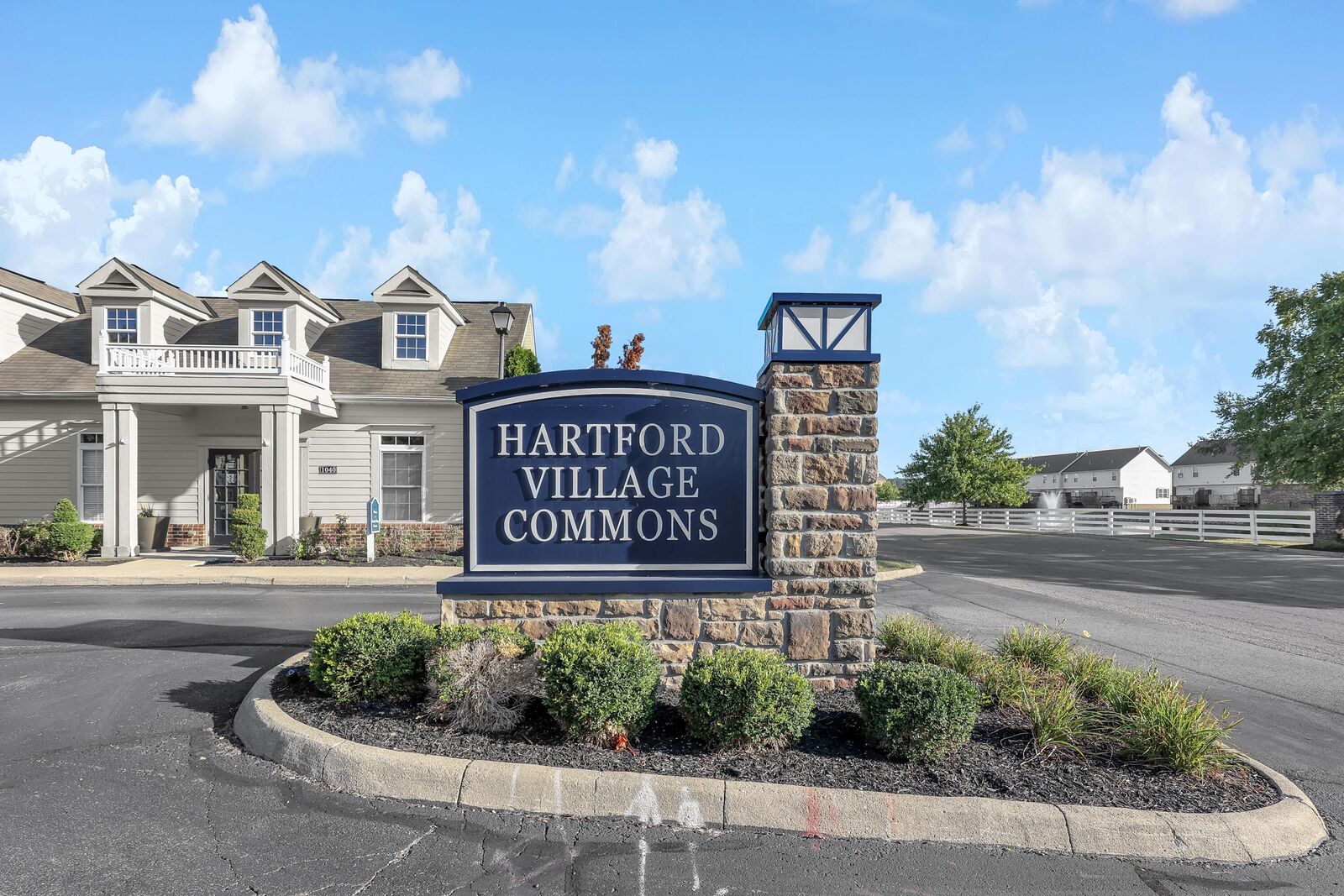 Property Photo: 1010 Hartford Village Boulevard OH 43228