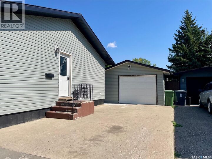 Property Photo:  73 Cedarwood Crescent  SK S3N 2V1 