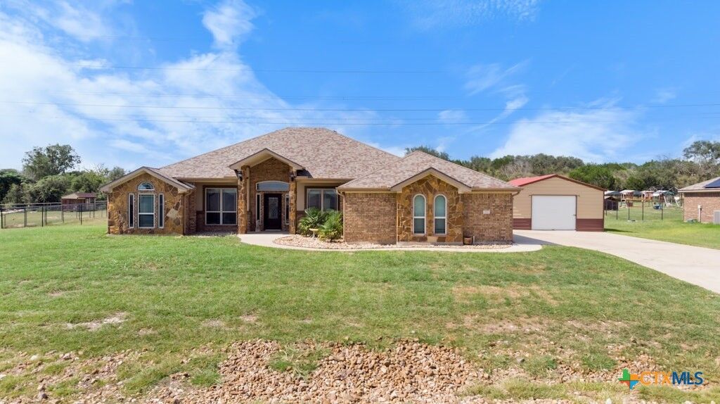 Property Photo: 880 County Road 4772 TX 76539