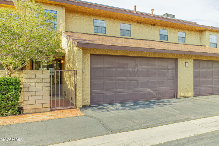 Property Photo:  1537 W Ave L Unit 2  CA 93534 