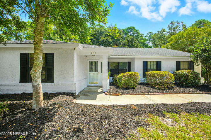 Property Photo: 703 Chesswood Court FL 32259