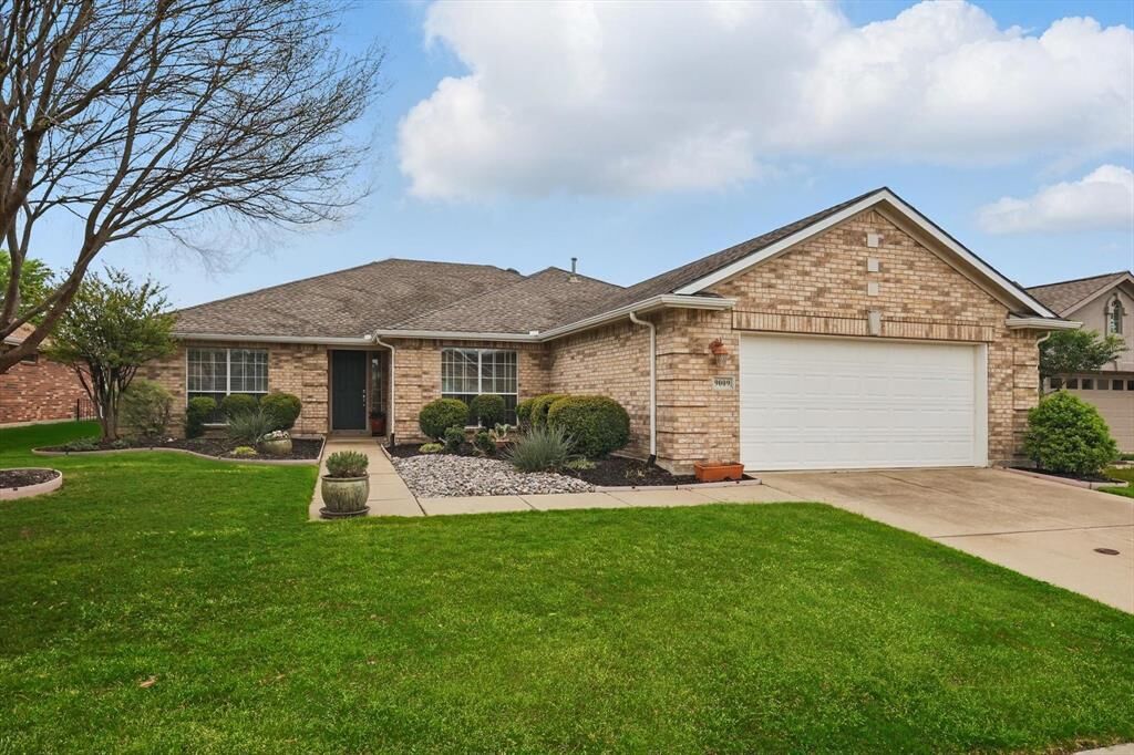 Property Photo:  9009 Kingston Drive  TX 76207 