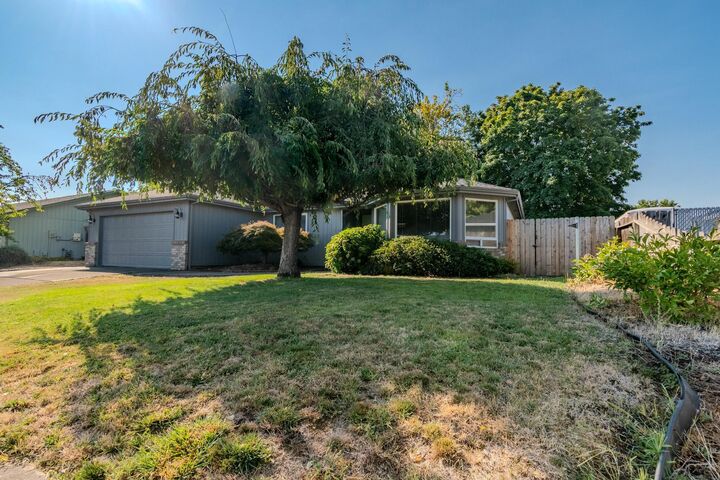 Property Photo: 908 Juanita Way OR 97502