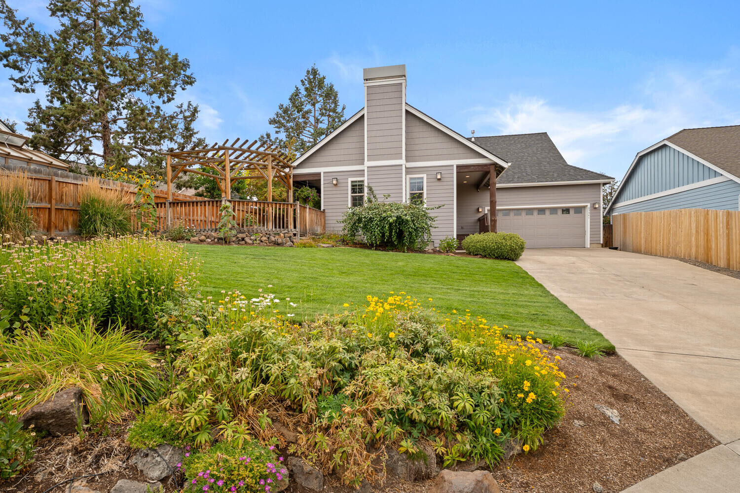 Property Photo: 63441 Ledgestone Court OR 97701