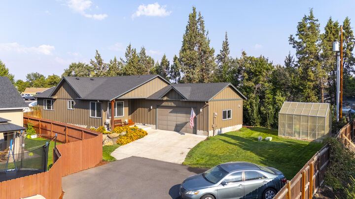 Property Photo: 2679 SW Salmon Avenue OR 97756
