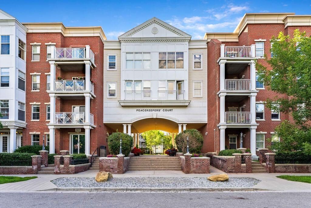 Property Photo: 5605 Henwood Street SW 3305 AB T3E 7R2