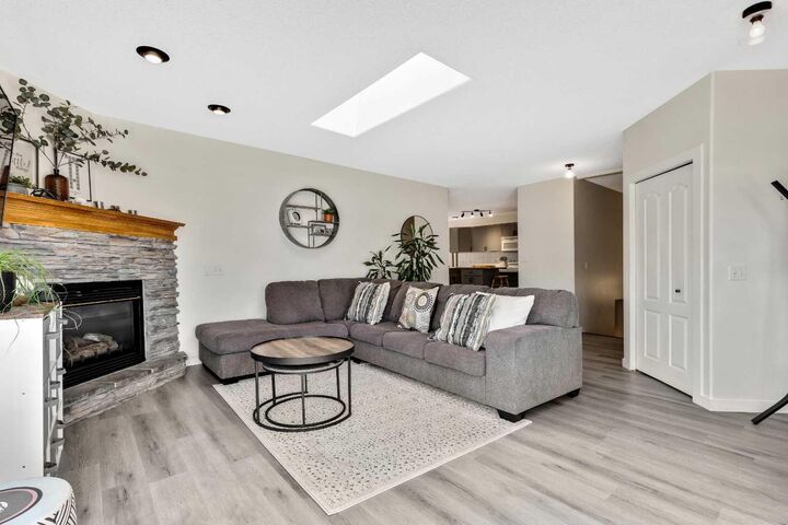 Property Photo:  511 Lineham Acres Drive NW  AB T1C 1T3 