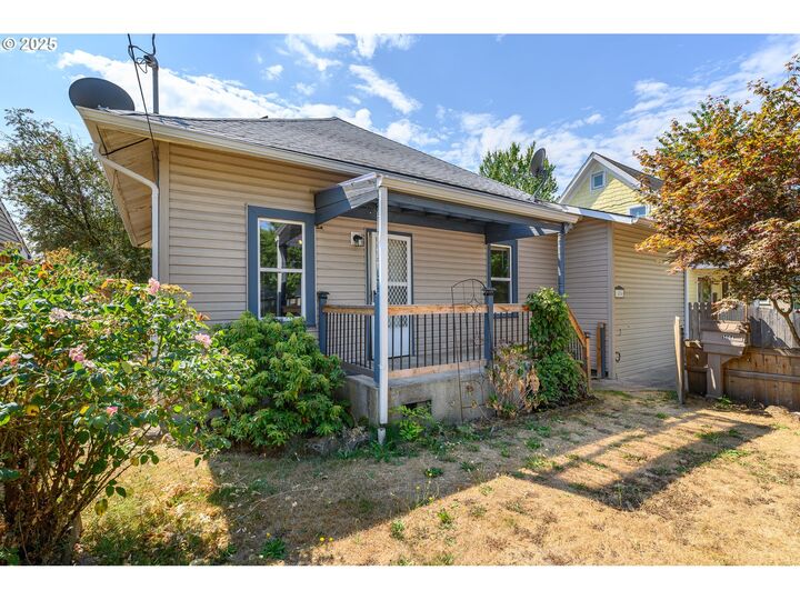 Property Photo:  1404 E 8th St  OR 97132 