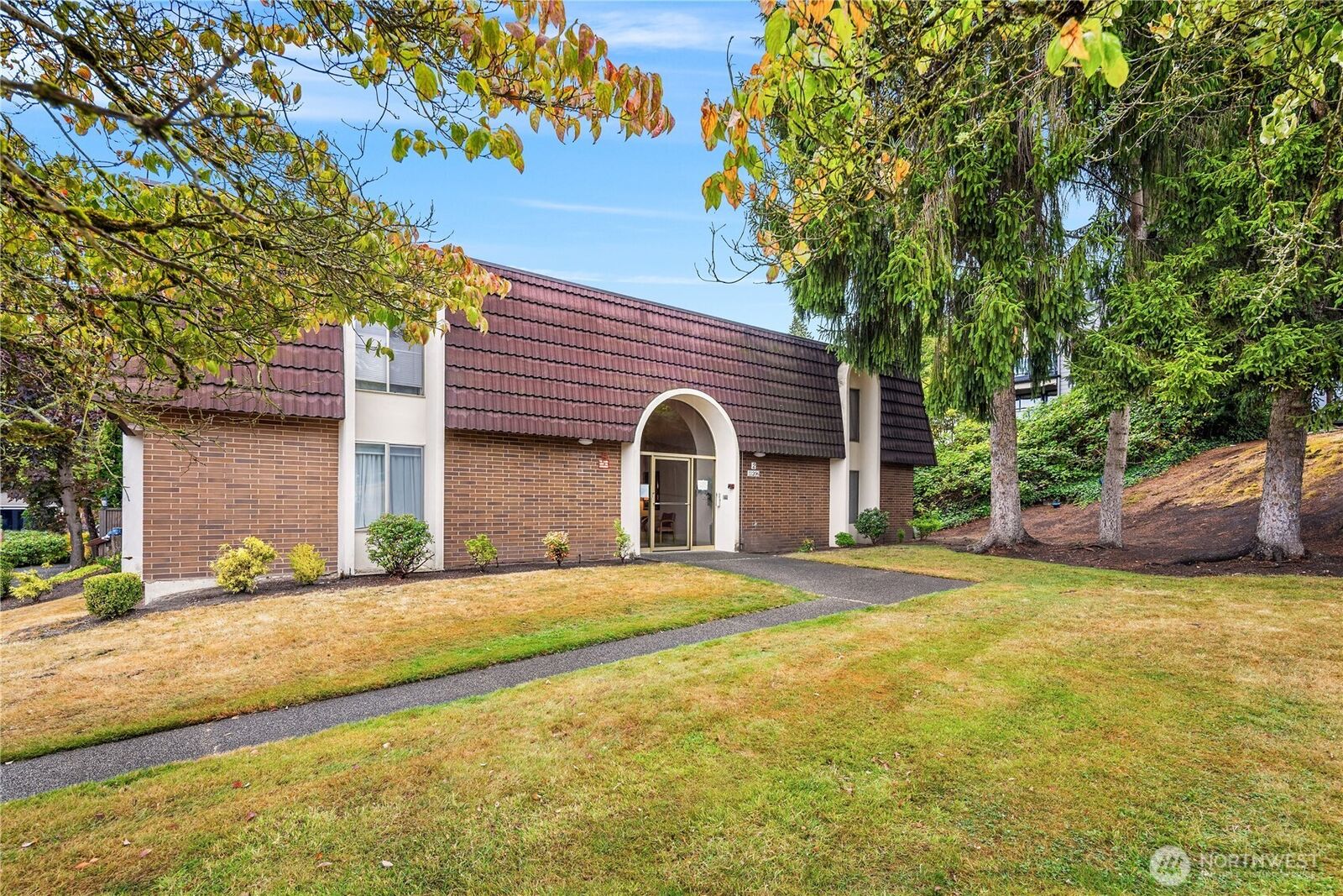 Property Photo: 11206 NE 68th Street 224 WA 98033