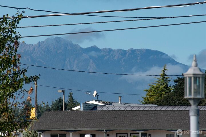 Property Photo:  824 E Washington Place 7  WA 98382 