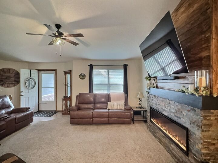 Property Photo: 324 Victoria Rd KS 67114