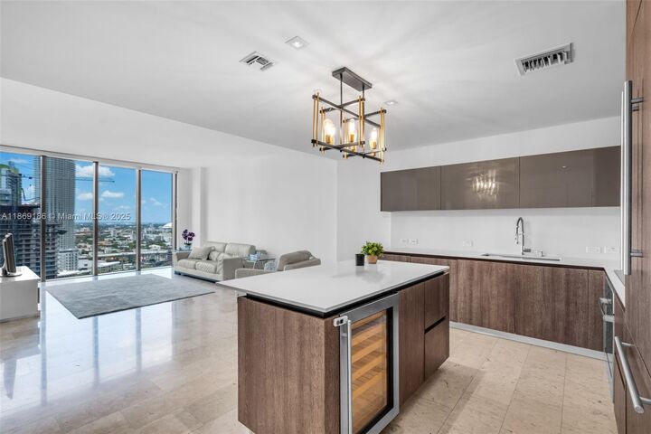 Property Photo: 68 SE 6th St 2410 FL 33131