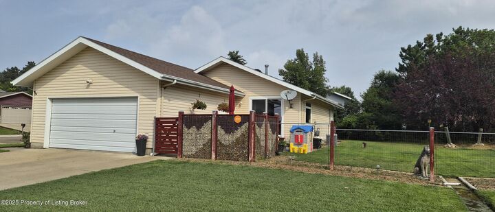 Property Photo:  930 Shinagle Drive  ND 58601 
