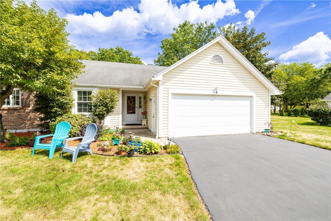 Property Photo:  6 Hampton Circle  NY 14450 